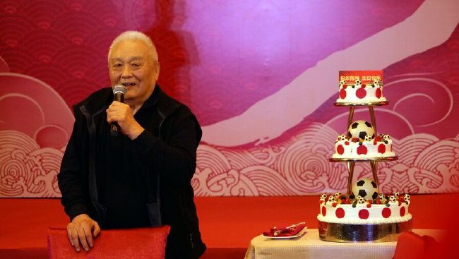 在欧洲冠军联赛中，曼城在半场落后两球的情况下逆袭，以3-2战胜莱比锡红牛，确保小组赛提前一轮结束时跻身小组首位。